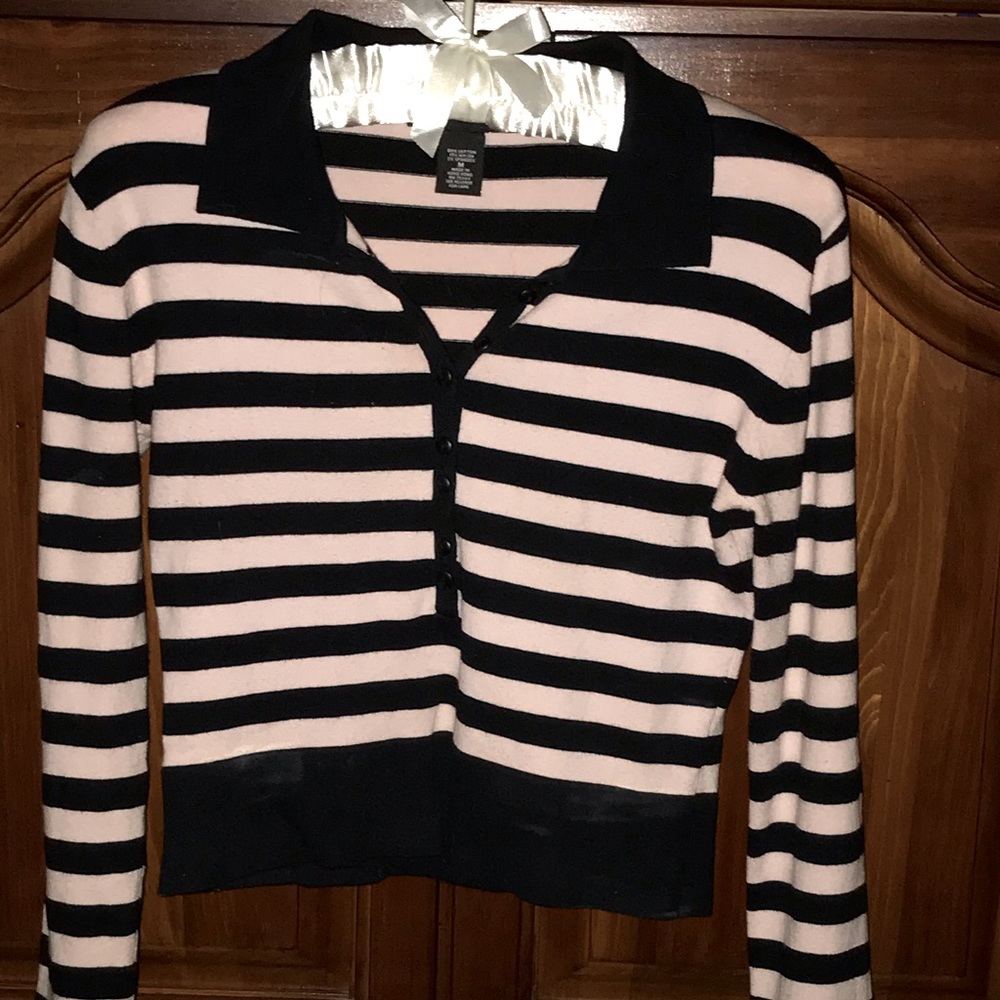 Light tan and black pullover top. Not a crop top, but meets the top of my jeans.